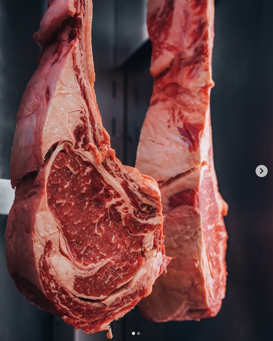 Dry Aged Tomahawk Cuts hängend gereift in der Fleischboutique Mannheim