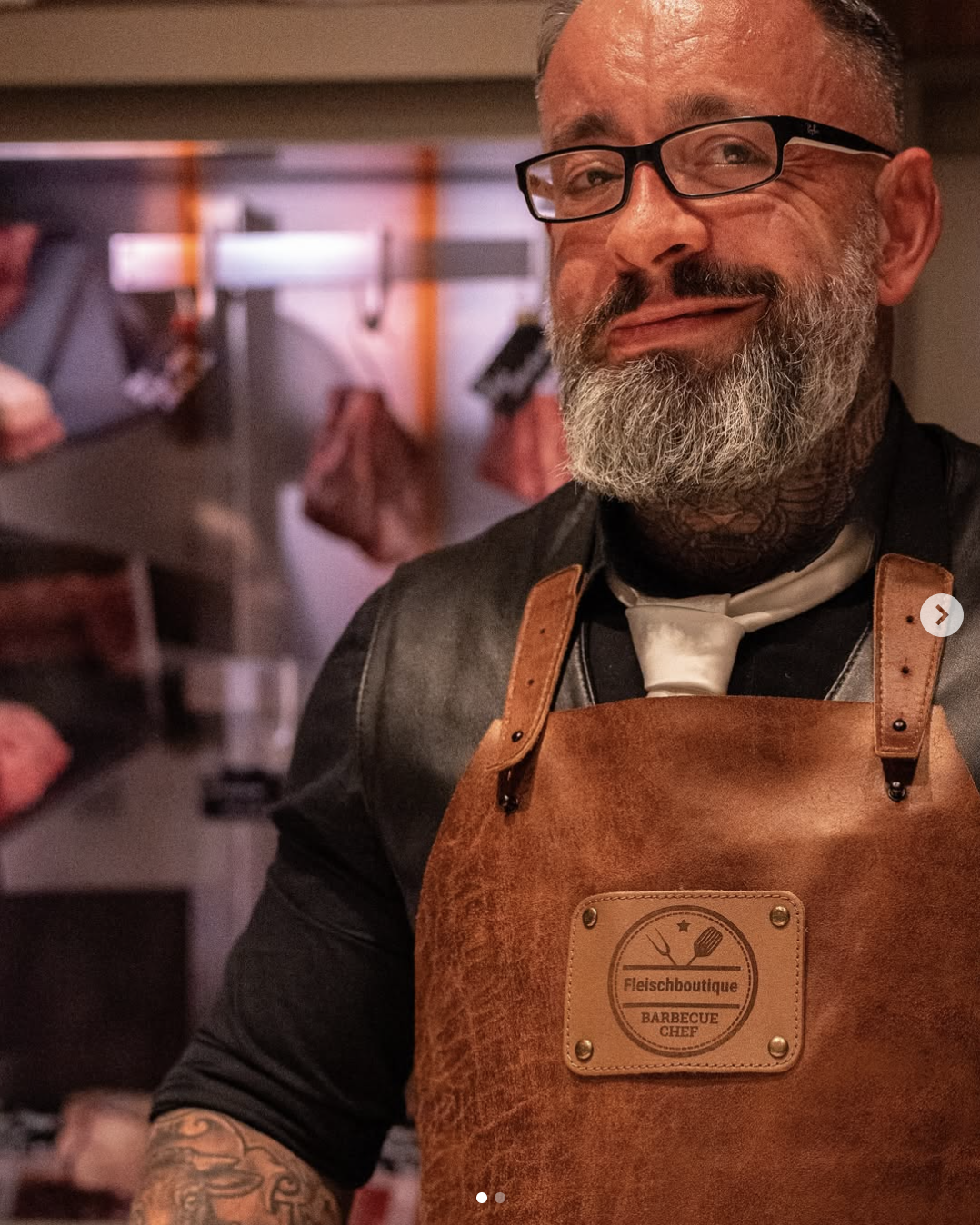Barbecue Chef der Fleischboutique mit Lederschürze