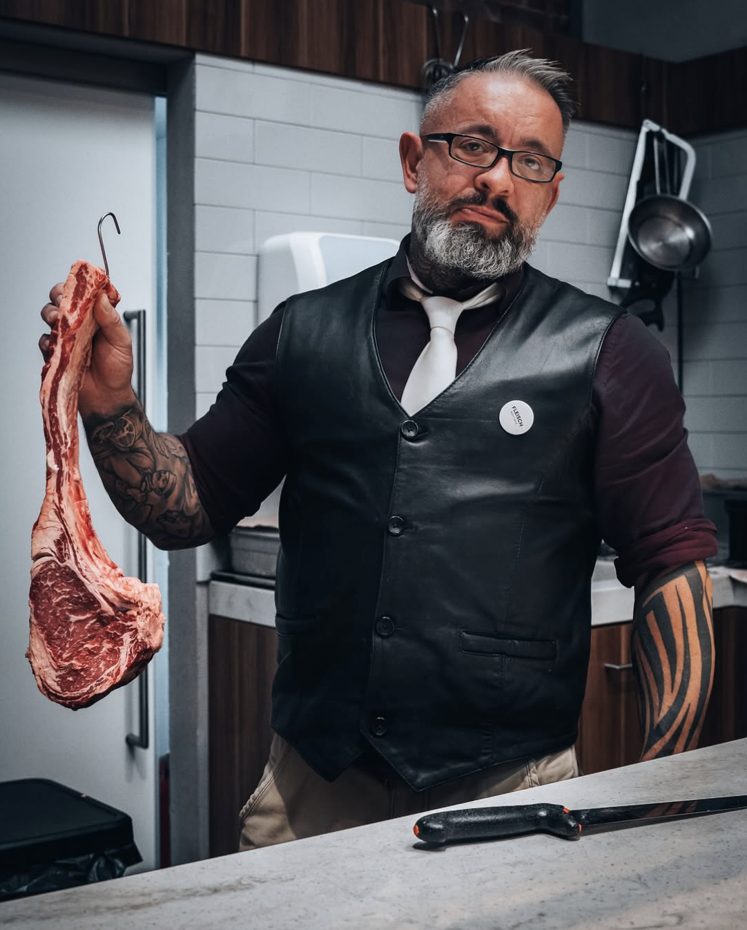 Der Meister der Fleischboutique mit einem Tomahawk Steak