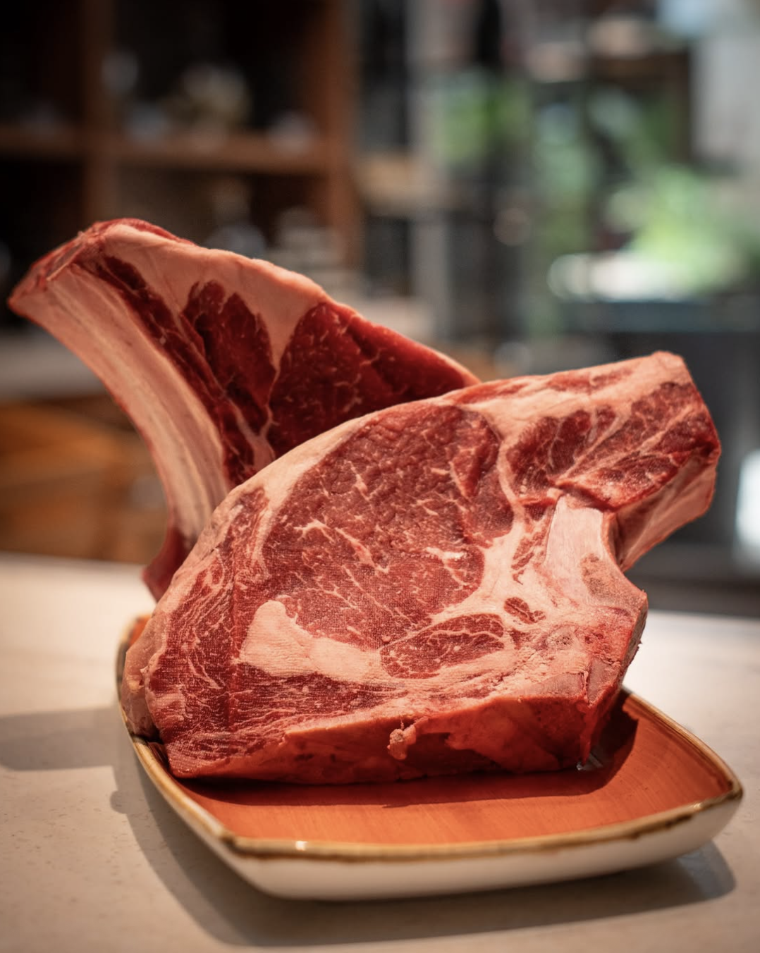 Bone-in Ribeye Cuts auf dem Teller
