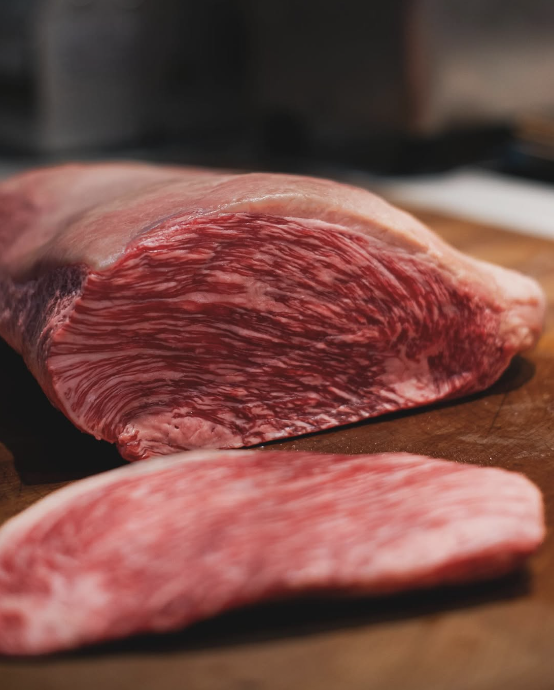Wagyu mit feiner Marmorierung auf dem Schneidebrett